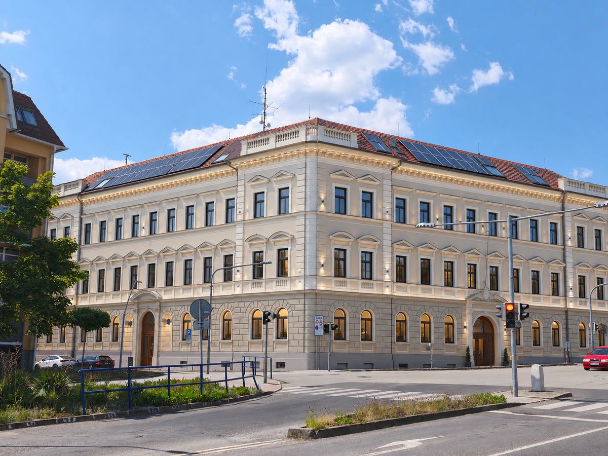 Vizualizace: opravená bývalá škola s městskými byty