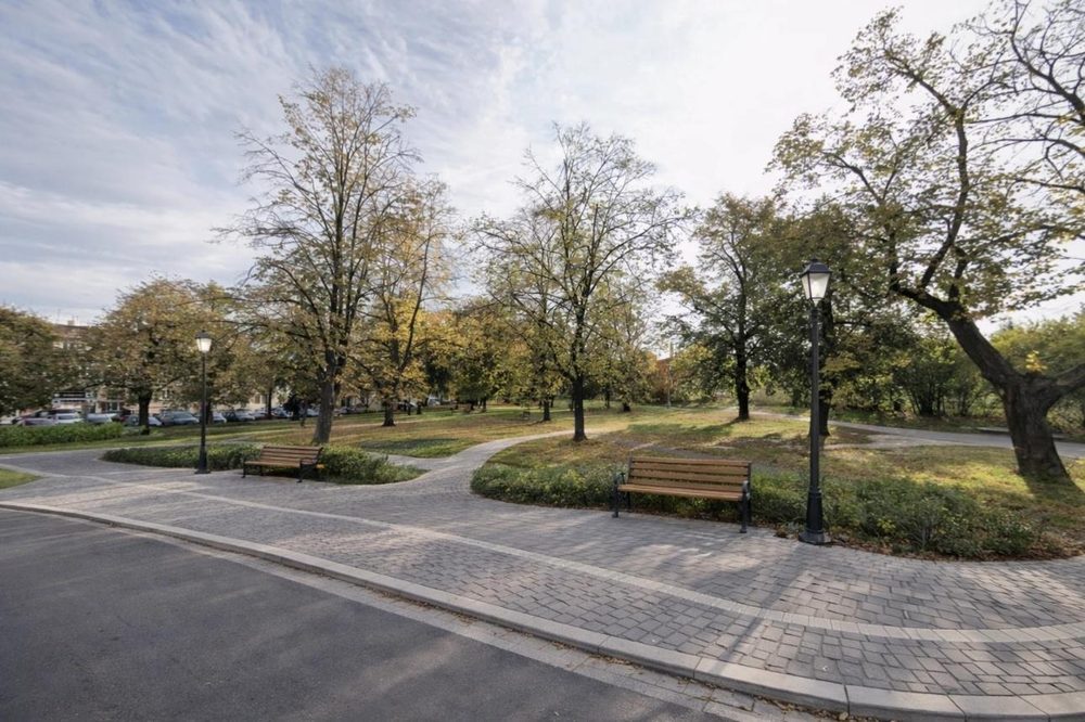 Park U Dudáka — obnovené chodníky a mobiliář